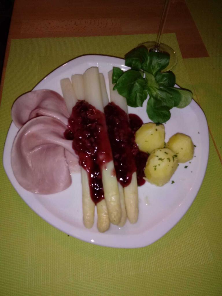 Spargel mit Rhabarber-Rotwein-Soße - Markthalle Alfhausen Spargel mit Rhabarber-Rotwein-Soße